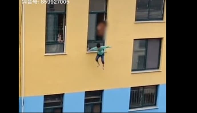 Мальчик выпрыгнул из окна