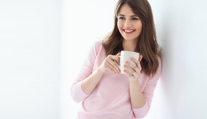 Жінка з чашкою