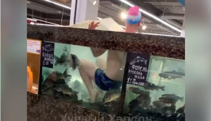 Хлопець заліз поплавати в акваріум