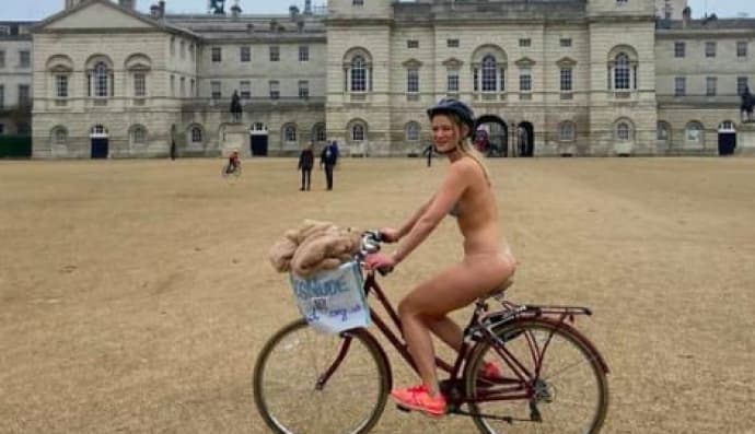 Гола дівчина