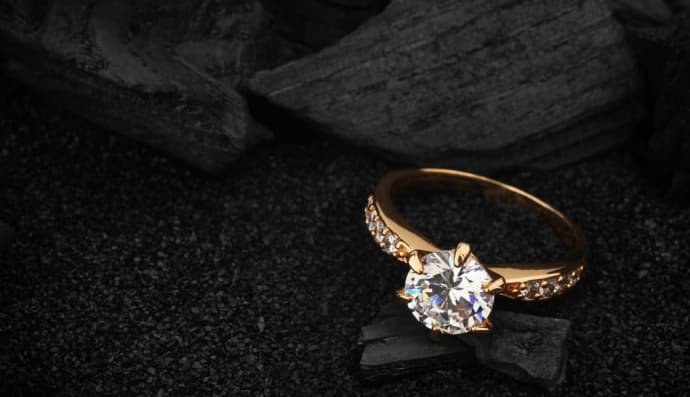 Кольцо с бриллиантом