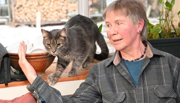 Жінка з котом