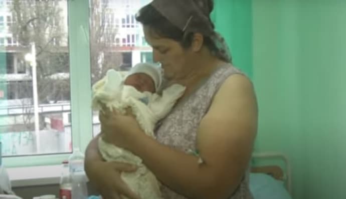 Багатодітна мати з малюком