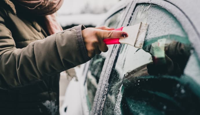 Прибирати лід з авто