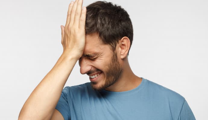 Смущенный мужчина