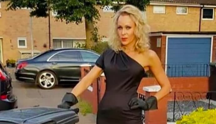 Жінка у вечірній сукні