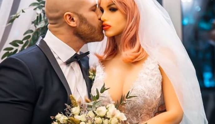 Чоловік з секс-лялькою