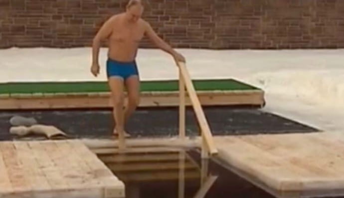 Путін у синіх трусах