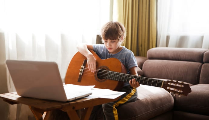 Ребенок занимается музыкой
