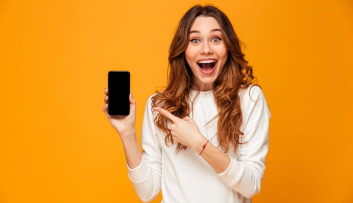 Дівчина зі смартфоном