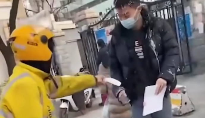 Кур'єр вилив на колишнього своєї клієнтки чай