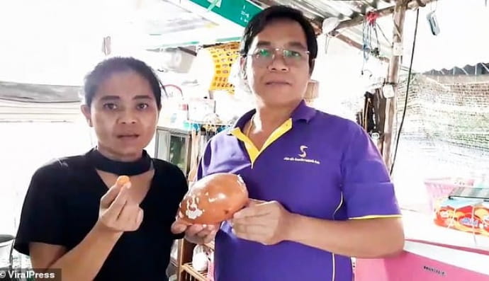 Мужчина нашел в еде жемчужину