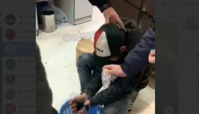 Охоронці змусили хлопця вмитися зеленкою