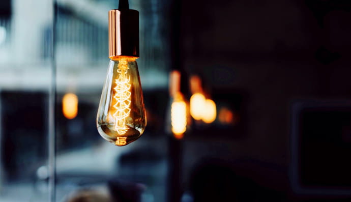 Електроенергія, світло, лампочка