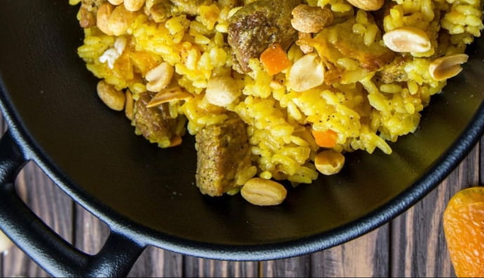 плов із курагою та арахісом