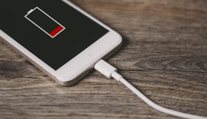 Смартфон на зарядці