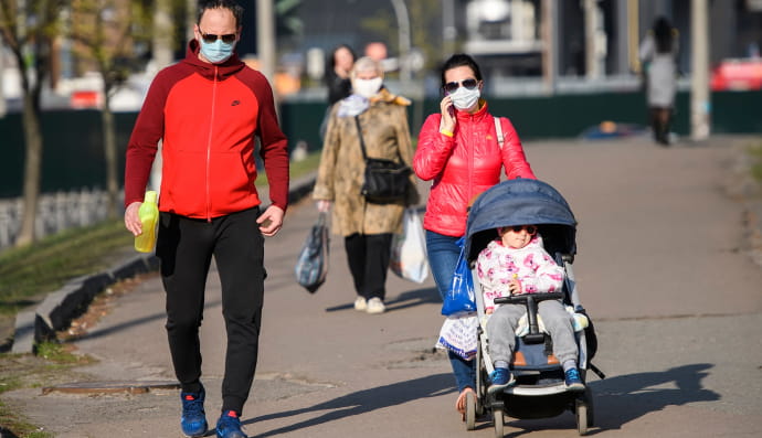 Люди в масках