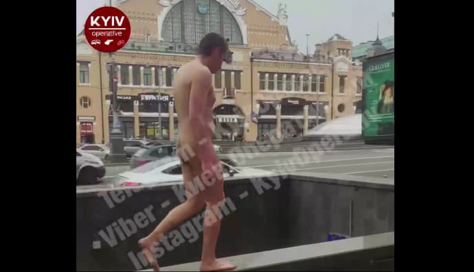 Голий чоловік на Хрещатику