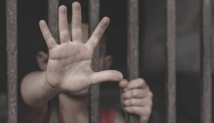 Дитина за ґратами