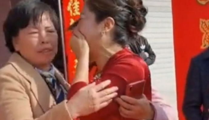 Жінка випадково знайшла давно загублену дочку