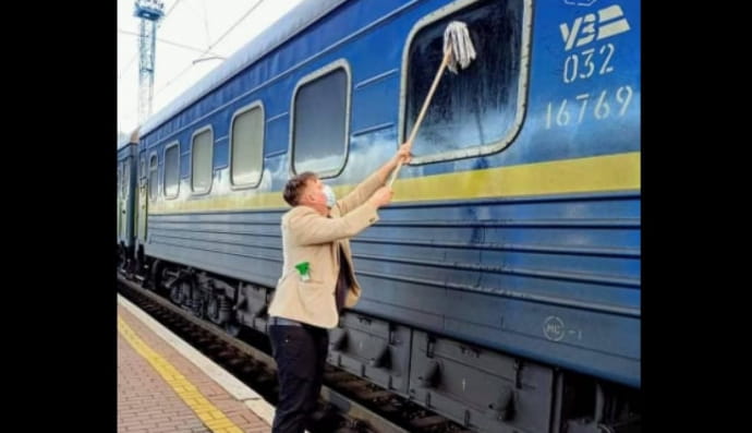 Датчанин моет окно "Укрзализныци"