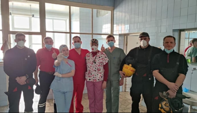 Фахівці рятують чоловіка з гайкою на пенісі