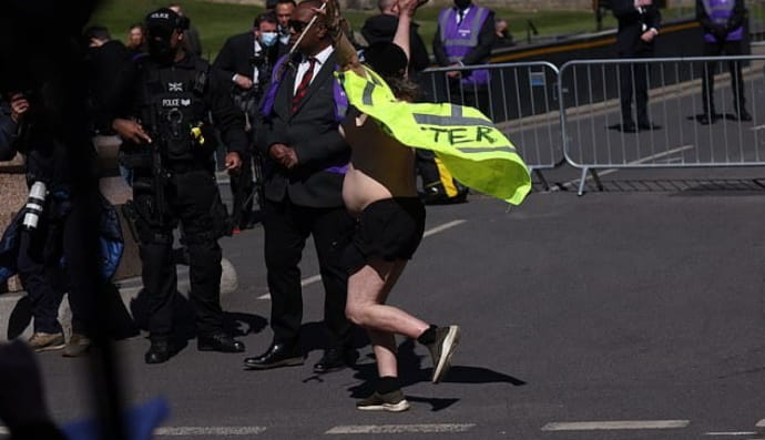 Голая женщина на погребении принца Филиппа 