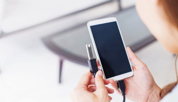 Смартфон і USB-флешка