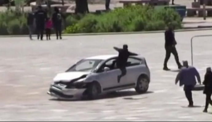 Ефектний стрибок у автомобіль