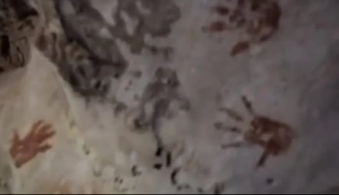 Відбитки долоней у печері