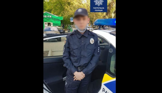 Підліток у поліцейській формі