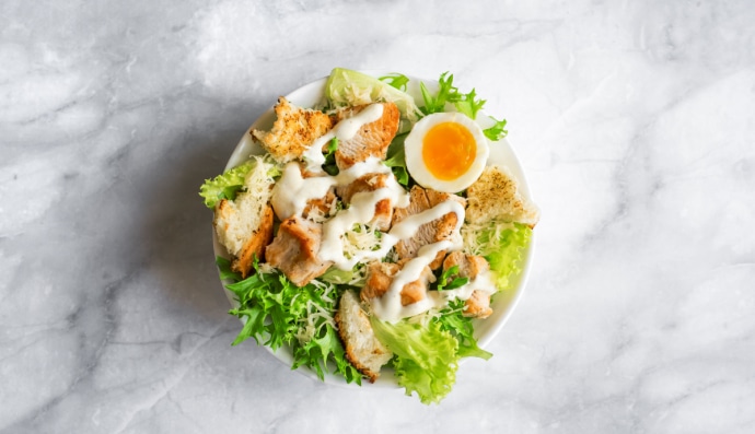 Салат з яйцями та куркою