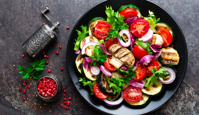 Салат овощной с грибами