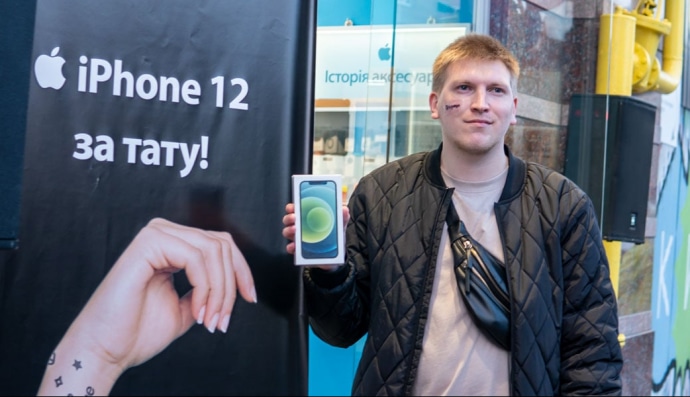 Чоловік набив тату заради iPhone 12