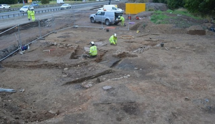 Поселення біля автостради 