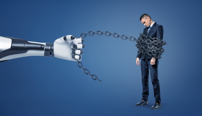 Рука робота контролює людину