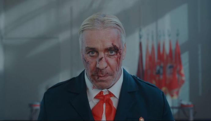 Тилль Линдеманн в клипе Ich hasse Kinder ("Я ненавижу детей")