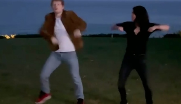 танец кортни кокс