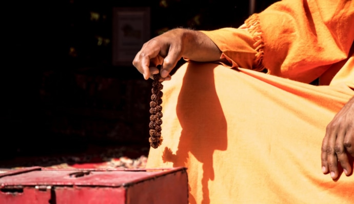 Індійський ченець, що сидить у позі для медитації