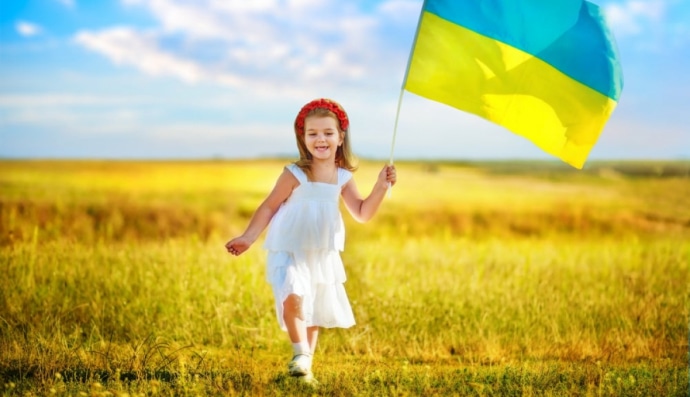 Девочка бежит с флагом Украины