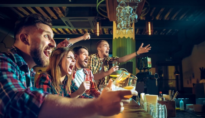 Фанаты в баре