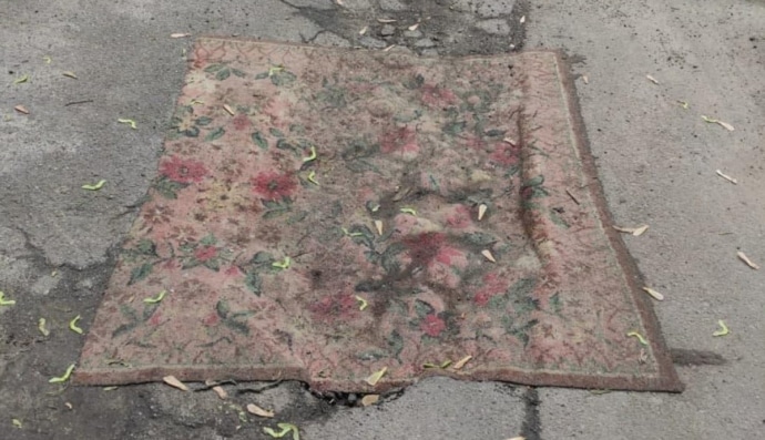 Киевские дороги "отремонтировали" коврами
