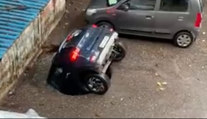 В Индии в яму с водой засосало автомобиль