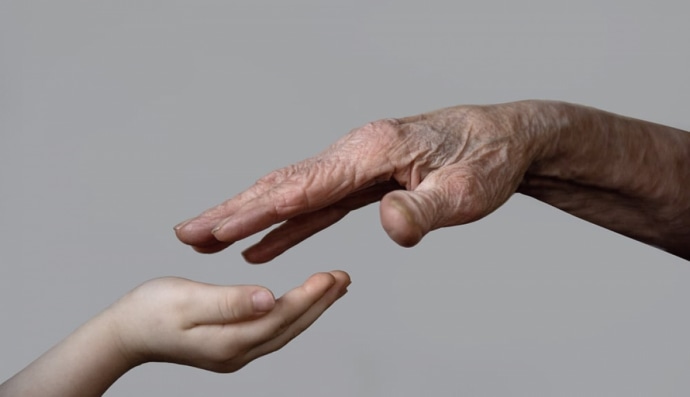 Руки молодого и пожилого человека