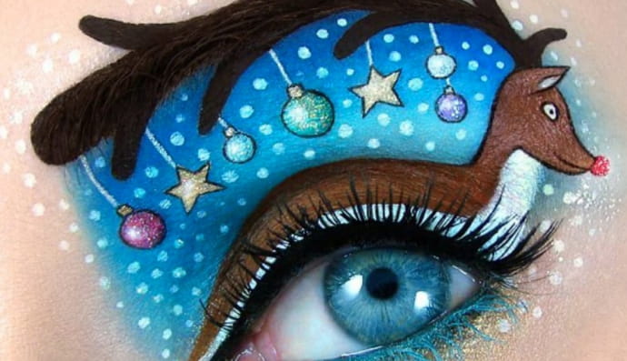 Художница создает картины на веках