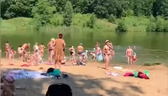 Отдых на пляже рядом с трупом