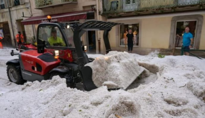 У Франції курортне місто засипало градом