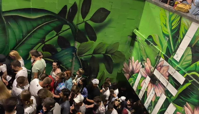 Натовп у переході