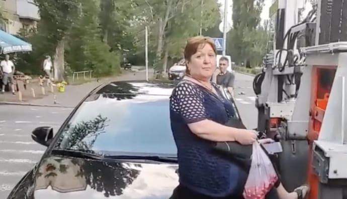 Жінка не дала евакуатору забрати авто