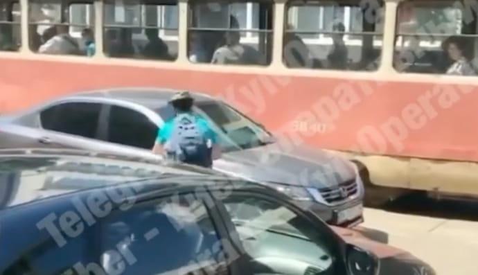 Мужчина сорвал боковое зеркало автомобиля